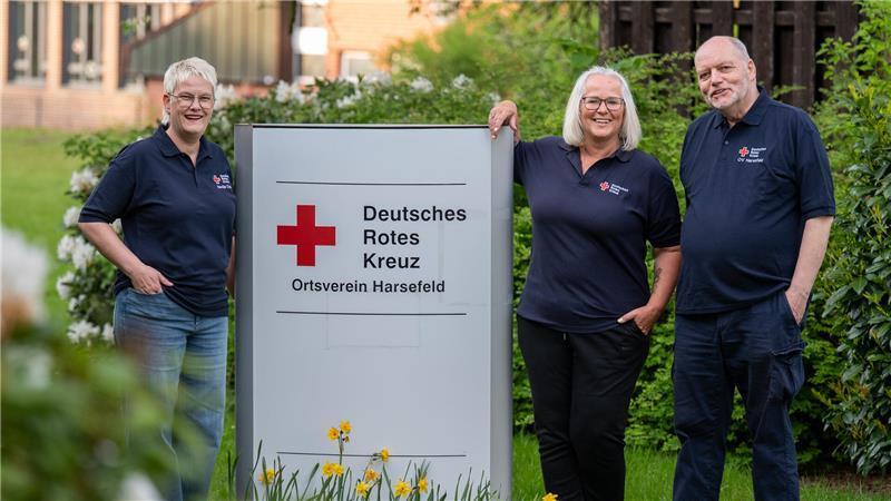 Nadja Dulies (links) gab ihr Amt der 1. Vorsitzenden des DRK Harsefeld nach zwölf Jahren an Ernst Heise-Luis ab. Gemeinsam mit Claudia Wegener, neue 2. Vorsitzende, bildet er die neue Spitze im Vorstand.