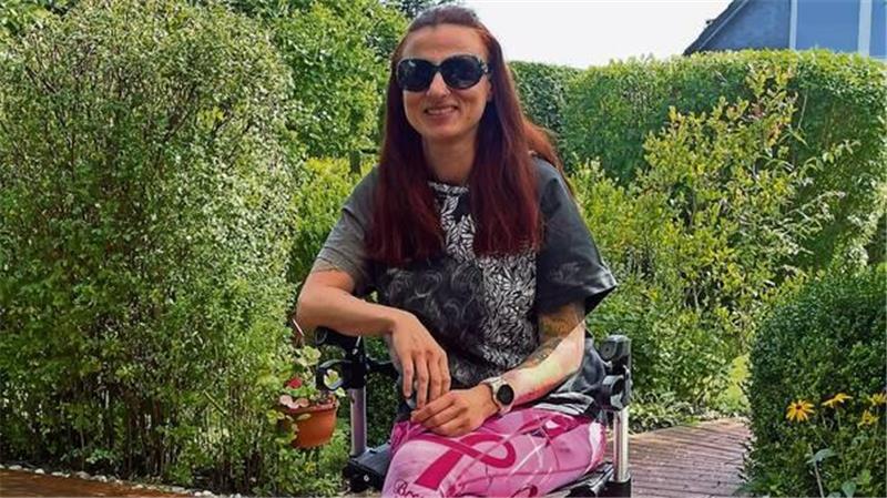 Mit 38 Jahren unfreiwillig in Rente ME-Betroffene Nadja sitzt auf einem Rollator, der auf einer Terrasse steht.