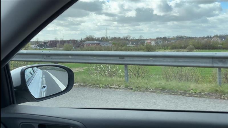 Nächste Abfahrt: Wohnmobilstellplatz. Von der Autobahn aus können Camper den zukünftigen Stellplatz schon erspähen.