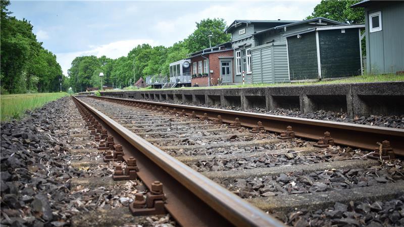 Nächster Halt: Deinste. Bald soll hier wieder die Bahn halten. Die Menschen in der Samtgemeinde Fredenbeck dürfte das freuen, denn sie wünschen sich laut Meinungsumfrage einen besseren ÖPNV.