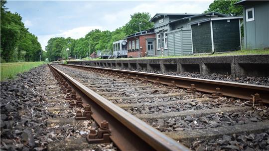 Nächster Halt: Deinste. Bald soll hier wieder die Bahn halten. Die Menschen in der Samtgemeinde Fredenbeck dürfte das freuen, denn sie wünschen sich laut Meinungsumfrage einen besseren ÖPNV.