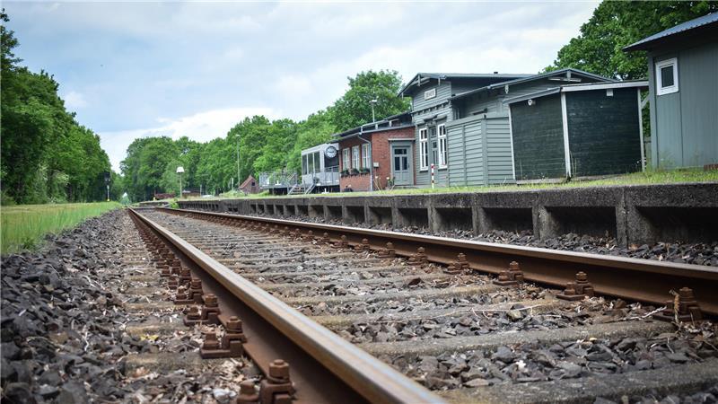 Bahn fährt bald wieder auf der Stader Geest: So ist der Stand Nächster Halt: Deinste. Bald soll hier wieder die Bahn halten. Die Menschen in der Samtgemeinde Fredenbeck dürfte das freuen, denn sie wünschen sich laut einer Meinungsumfrage einen besseren ÖPNV.