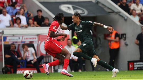 Nächster Werder-Ausfall: Justin Njinmah (r) verletzte sich beim Spiel in Freiburg.