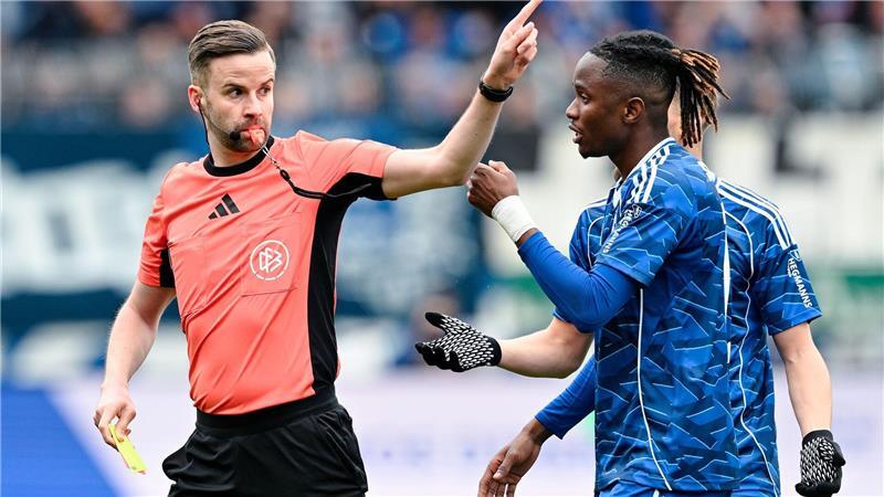 Nächster personeller Rückschlag für Schalke 04: Moussa Ndiaye sah die Gelb-Rote Karte.