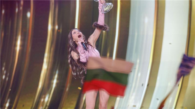Nächstes Jahr „Bangaranga“ in Sofia? Siegerin Dara aus Bulgarien freut sich mit der Trophäe über ihren ESC-Sieg. (Archivbild)