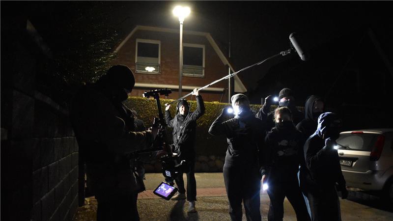 Nächtliche Szene auf einem Hinterhof am Holzweg.