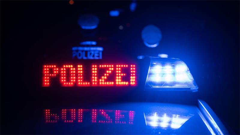 Nächtlicher Polizeieinsatz: Ein Mann sticht im Streit mit einem Messer zu. (Symbolbild)