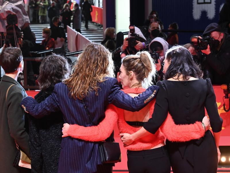 Nähe - die Schauspielerinnen Aude Mathieu (l-r), Larissa Corriveau, Anne Ratte Polle, Marie-Claude Guerin und Laure Giappiconi. Foto: Jens Kalaene/dpa-Zentralbild/dpa