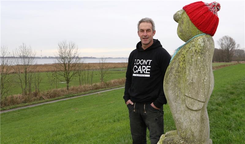 Näher am Fluss leben geht nicht: Direkt vor seiner Künstler-Werkstatt erhebt sich in sattem Grün der Elbdeich. Jonas Kötz liebt die Momente, in denen er den weiten Ausblick neben seinem „Jungen“genießen kann.