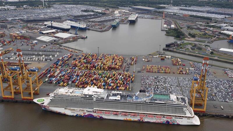 Umbau der „Manara“: Kreuzfahrtschiff soll neuen Markt erobern Näher heran lässt Cruise Saudi keinen Fotografen. Die „Manara“ liegt gut abgeschirmt am Containerterminal.