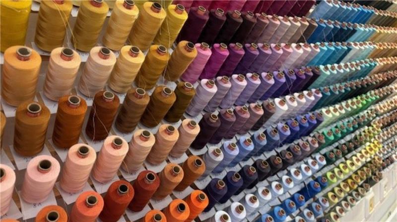 An Stackmanns geheimen Orten: Wo Buxtehuder sonst keinen Zutritt haben Nähgarn in vielen Farbnuancen bietet das Atelier des Modehauses Stackmann. Vier Näherinnen arbeiten dort.