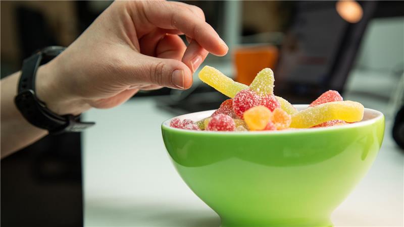 Nährwerttabelle beachten: Laut «Öko-Test» variiert der Zuckergehalt in den getesteten sauren veganen Fruchtgummis stark.