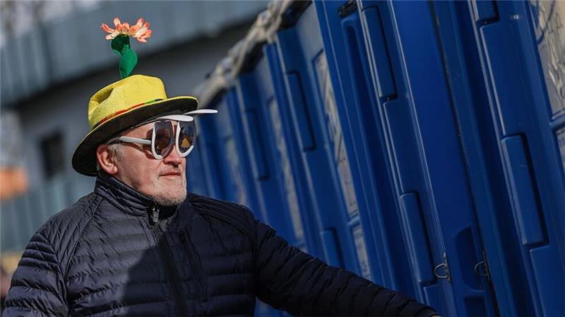 Närrinnen und Narren dürfen sich auf Sonne am Rosenmontag freuen. (Archivbild)