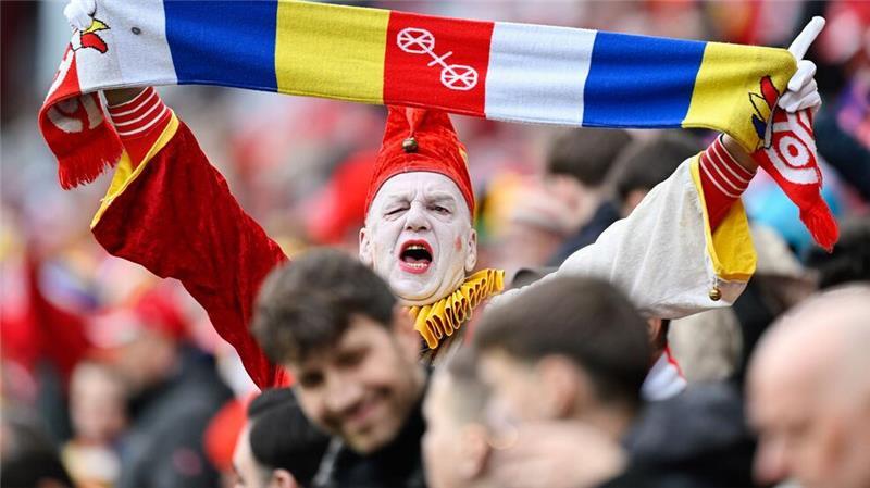 St. Pauli streckt sich gegen Karnevalsverein vergeblich Närrische Fans beim Mainzer Fasnachtsspieltag