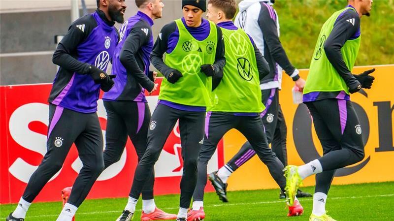 Für Nagelsmann-Anruf: Neulinge müssen „Schippe besser sein“ Nagelsmann hält seine Nationalspieler um Jamal Musiala (M) zusammen.