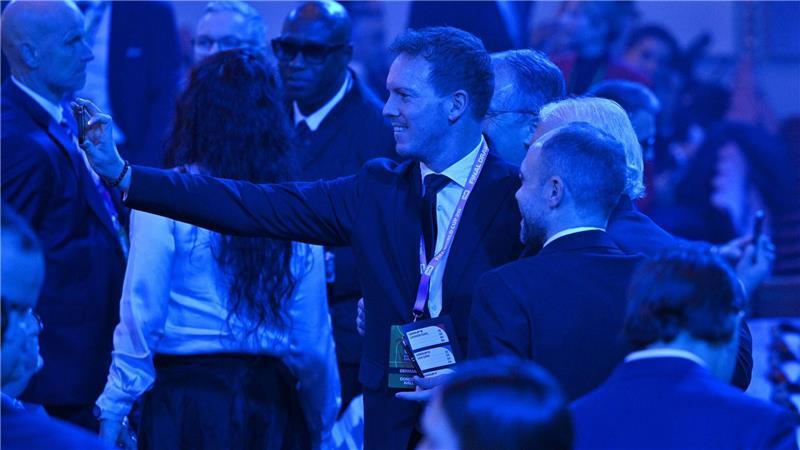 Nagelsmann macht ein Selfie vor der Losung.