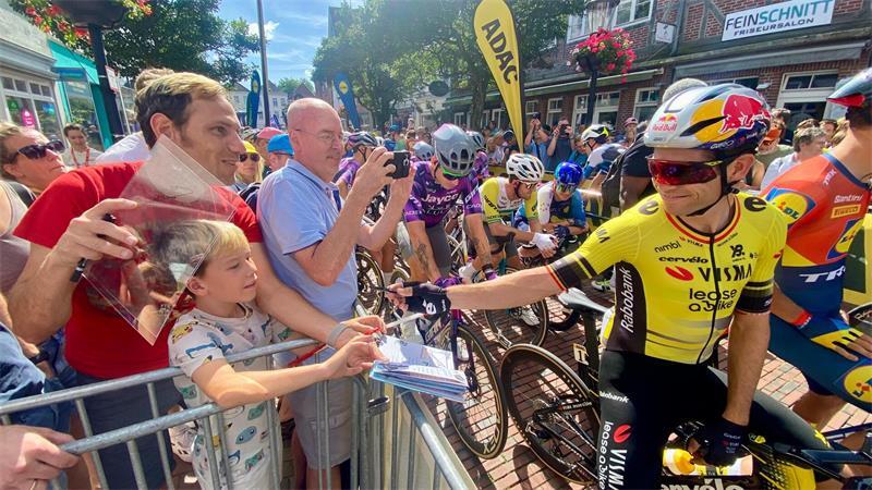 Nah an den Stars: Im vergangenen Jahr schrieb Top-Fahrer Wout van Aert kurz vor dem Start noch Autogramme.