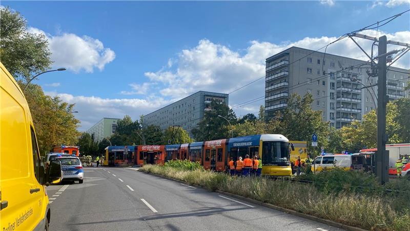Tram und Reisebus stoßen in Mitte zusammen - Fahrer verletzt Nahe dem Alexanderplatz werden Menschen bei einem schweren Unfall verletzt.