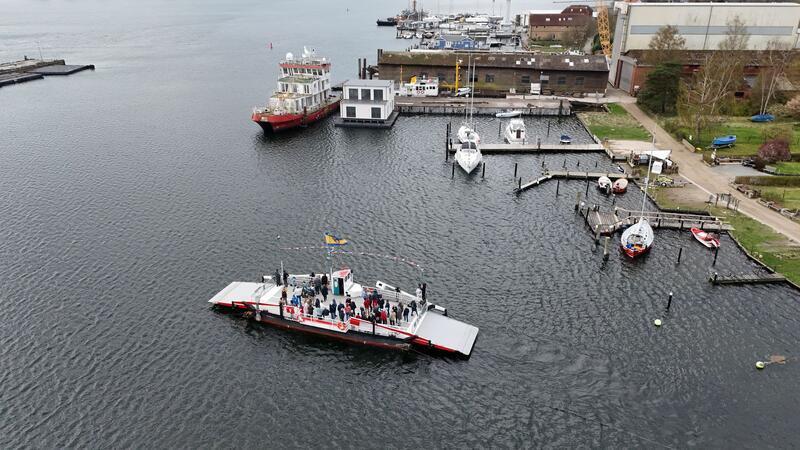 Nahe dem Fähranleger von Arnis ist ein angetrunkener Autofahrer über eine Slipanlage ins Wasser gefahren. (Archivbild)