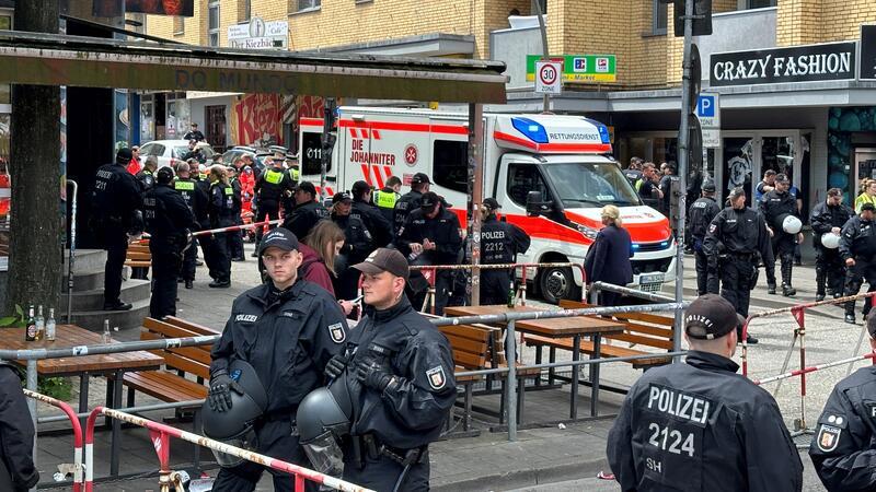 Polizisten mit Molotowcocktail bedroht: Mann vermutlich in „psychischem Ausnahmezustand“ Nahe der Reeperbahn in Hamburg-St. Pauli hat die Polizei einen mit einer Spitzhacke und einem Molotowcocktail bewaffneten Mann angeschossen.