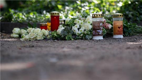 Nahe der Unfallstelle wurden am Nachmittag Kerzen aufgestellt und Blumen niedergelegt. 
