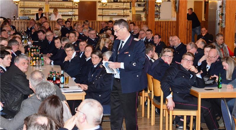 Nahezu 200 der 307 aktiven Feuerwehrleute nahmen an der Sitzung des Hemmoorer Samtgemeinderates im „Osteland-Festhaus“ teil. Foto: Schröder