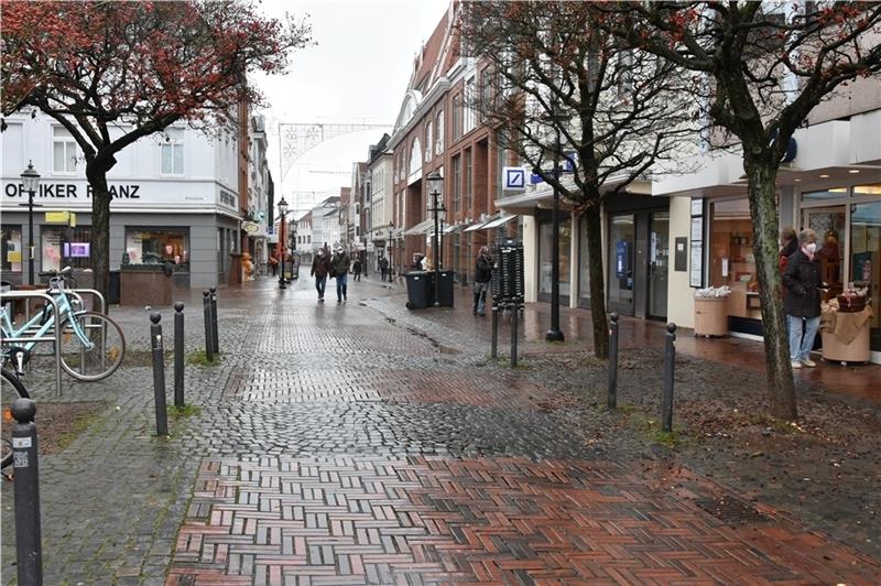 Nahezu leer gefegt: die Lange Straße in Buxtehude um 10.40 Uhr. Den ganzen Tag über wurde es in der Innenstadt nie wirklich voll. Fotos: Felsch/Frank