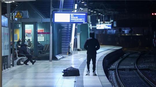 Nahezu leere Gleise am Hamburger Hauptbahnhof.