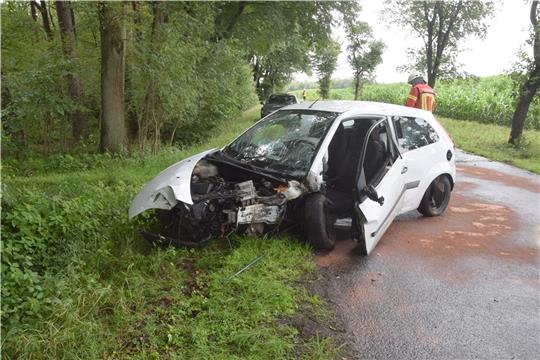 Nahezu unverletzt konnte der 21-jährige Fahrer sein demoliertes Fahrzeug verlassen. Foto: Feuerwehr Harsefeld/Kachmann