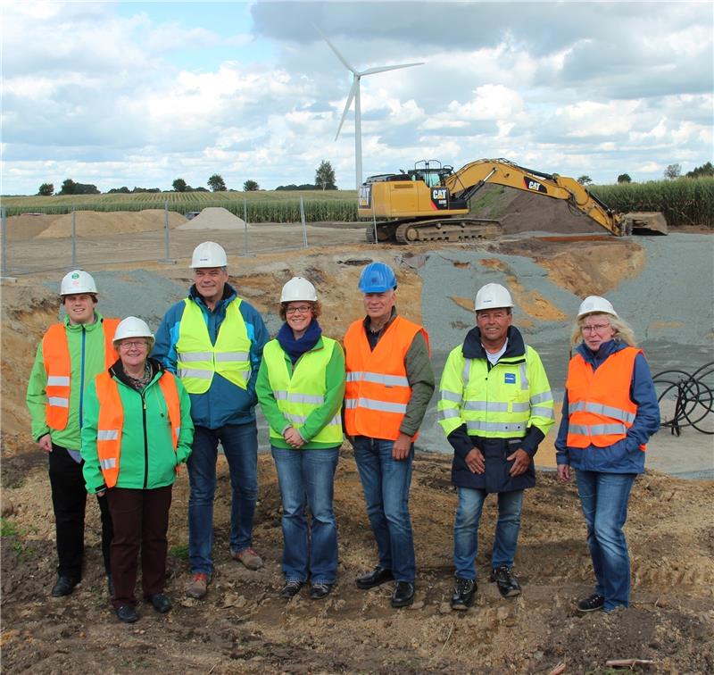 Nahmen die Baugrube für das Fundament der Bürgerwindanlage in Augenschein: Marcel Duda, Ulla Männich-Polenz, Axel Degwitz, Dr. Julia Verlinden, Ralf Poppe, Gisbert Stange und Ute Jungclaus. Foto Klempow