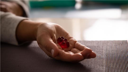 Nahrungsergänzungsmittel für Kinder sehen oft aus wie Gummibärchen. Stiftung Warentest hat 18 Präparate untersucht.
