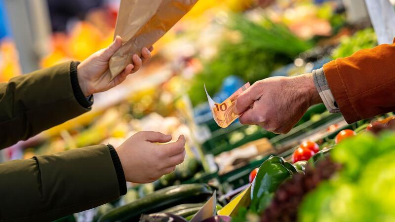 Nahrungsmittel verteuerten sich den bestätigten Daten zufolge überdurchschnittlich um 5,5 Prozent. Der Anstieg fiel aber nicht mehr so stark aus wie in den Vormonaten.