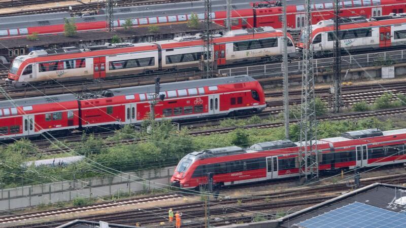 Kein Streik an Ostern? Bahn und GDL plötzlich zuversichtlich Nahverkehrszüge der Deutschen Bahn auf den Gleisen am Hauptbahnhof Frankfurt. Es scheint so als könnte es bereits in der kommenden Woche eine Einigung zwischen GDL und Bahn geben.