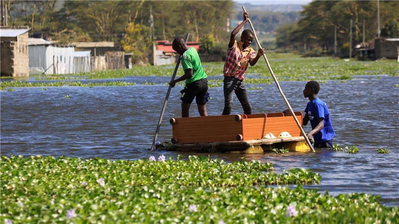 Naivasha-See in Kenia tritt über: Menschen flüchten per Boot vor den Fluten