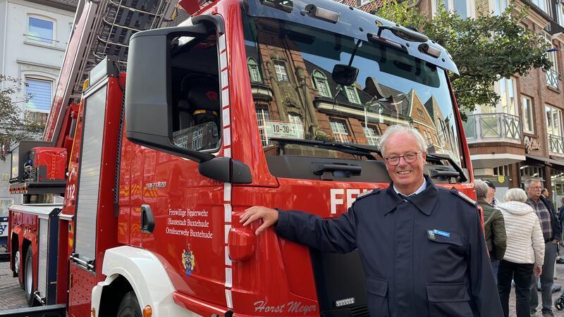 Namensgeber: Ehren-Stadtbrandmeister Horst Meyer vor "seiner" Drehleiter nach der Taufe.