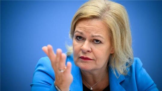 Nancy Faeser (SPD), Bundesministerin für Inneres und Heimat, steht in der Bundespressekonferenz Rede und Antwort.