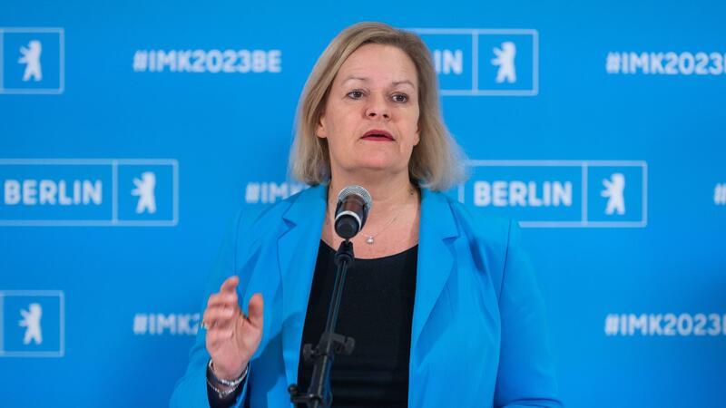 Faeser verlängert feste Grenzkontrollen Nancy Faeser (SPD) hatte die Grenzkontrollen seit ihrer Einführung am 16. Oktober mehrfach für kürzere Zeiträume verlängert.