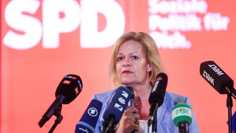 Nancy Faeser (SPD) will Privatadressen von Kommunalpolitikern besser schützen.