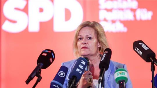Nancy Faeser (SPD) will Privatadressen von Kommunalpolitikern besser schützen.