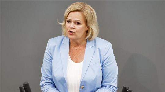 Nancy Faeser spricht im Bundestag.