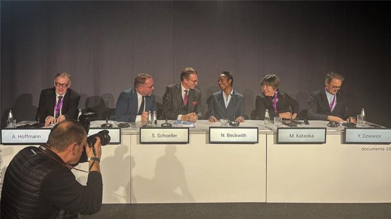 Naomi Beckwith folgt als Künstlerische Leitung der documenta 16 auf das indonesische Künstlerkollektiv Ruangrupa, das die umstrittene documenta fifteen im Jahr 2022 kuratiert hatte.