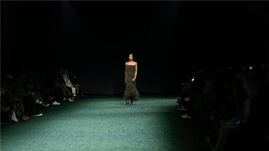 Naomi Campbell trägt eine Kreation von Burberry.