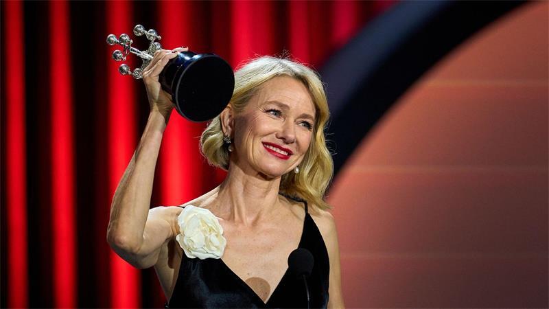 Naomi Watts nimmt während der 74. Filmfestspiele von San Sebastián den Donostia-Preis entgegen.