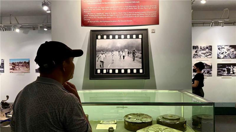 Spuren des Vietnamkriegs von „Agent Orange“ bis „Hanoi Jane“ „Napalm Girl“: Die Fotografie von Pulitzer-Preisträger Nick Ut ist weltberühmt und ist im Kriegsmuseum von Ho-Chi-Minh-Stadt ausgestellt.