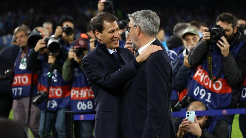Union beendet Niederlagenserie – Festnahmen nach Randale Napoli-Coach Rudi Garcia (l) begrüßt Gäste-Trainer Urs Fischer.