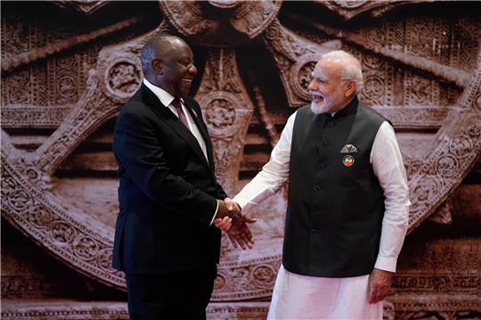 Narendra Modi (r.) begrüßt Cyril Ramaphosa, Präsident von Südafrika, bei seiner Ankunft im Bharat Mandapam Kongresszentrum anlässlich des G20-Gipfels.
