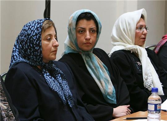Narges Mohammadi (M.), Menschenrechtsaktivistin aus dem Iran, sitzt im August 2007 neben der iranischen Friedensnobelpreisträgerin Shirin Ebadi (l.).