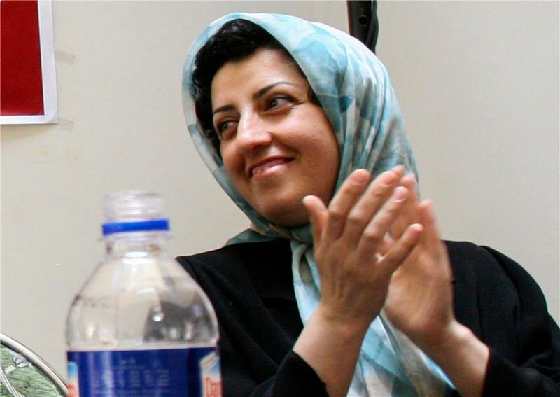 Friedensnobelpreis für Iranerin Narges Mohammadi Narges Mohammadi applaudiert bei einem Treffen über Frauenrechte am 03.07.2008 in Teheran.