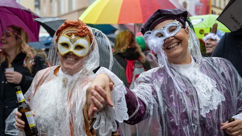 Rosenmontag mit Regenrisiko Narren auf dem Marktplatz in Wittlich an Weiberfastnacht. Auch am Rosenmontag kann es nass werden.