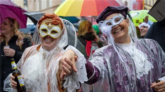 Narren auf dem Marktplatz in Wittlich an  Weiberfastnacht. Auch am Rosenmontag kann es nass werden.